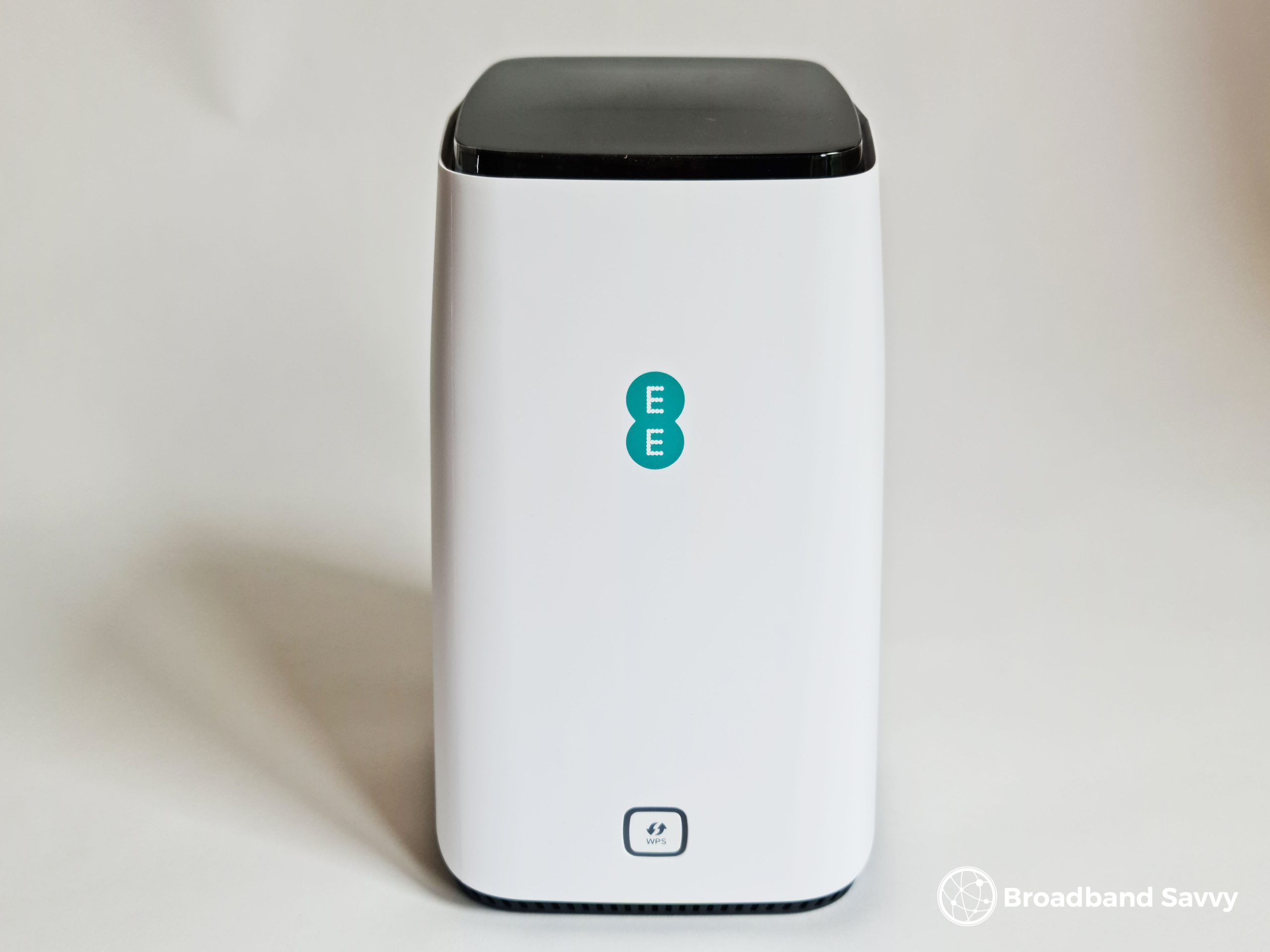 Front of the EE Smart 5G Hub router.